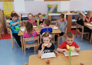 przedszkolaki jedzą upieczone ziołowe tosty